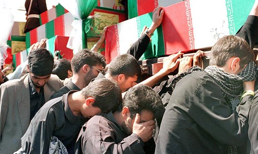 Đám tang tập thể ở Tehran cho 315 lính Iran thiệt mạng trong cuộc chiến tranh với Iraq 1980-88. Ảnh: RT/AFP