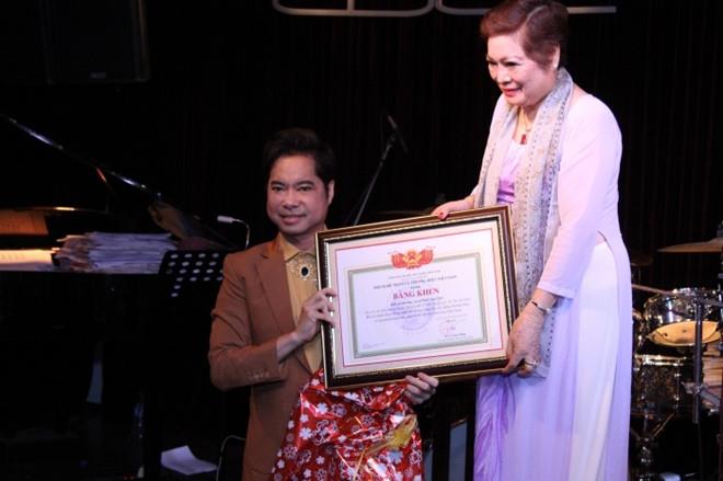 Ngọc Sơn dành tặng cho mẹ bằng khen có dòng giới thiệu là "giáo sư âm nhạc".