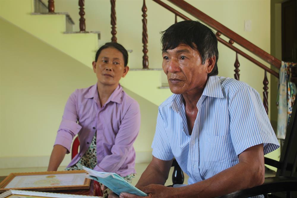 Vợ chồng ông Trần Tấn Huyên bức xúc khi bị Phó chủ tịch UBND xã "phê xấu" vào lý lịch con gái mình. Ảnh: T.H