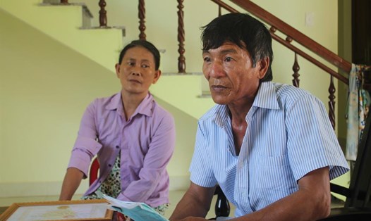 Vợ chồng ông Trần Tấn Huyên bức xúc khi bị Phó chủ tịch UBND xã "phê xấu" vào lý lịch con gái mình. Ảnh: T.H