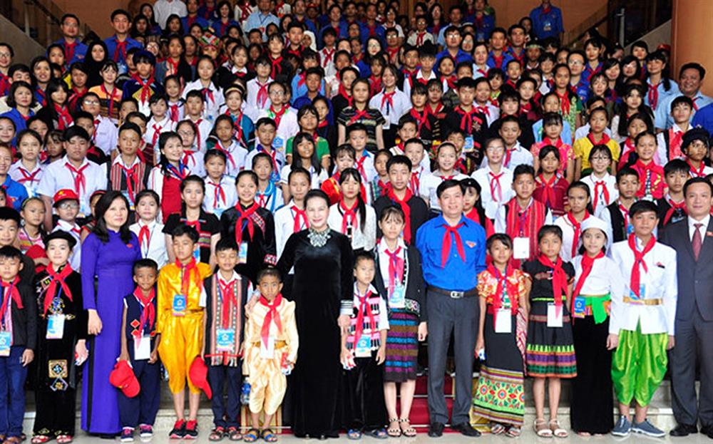 Chủ tịch Quốc hội Nguyễn Thị Kim Ngân chụp ảnh lưu niệm với thiếu nhi tiêu biểu xuất sắc các dân tộc năm 2017. (Nguồn: tuoitrethudo.vn)