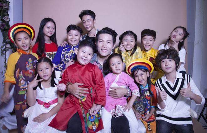 Hơn 30 ca sĩ nhí cùng tham gia MV "Mẹ". 