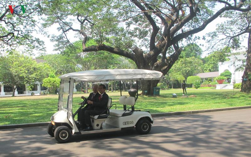 Sau lễ đón chính thức được tổ chức trọng thể, Tổng thống Indonesia đích thân lái xe điện chở Tổng Bí thư Nguyễn Phú Trọng trong khuôn viên Phủ Tổng thống. Ảnh: VOV