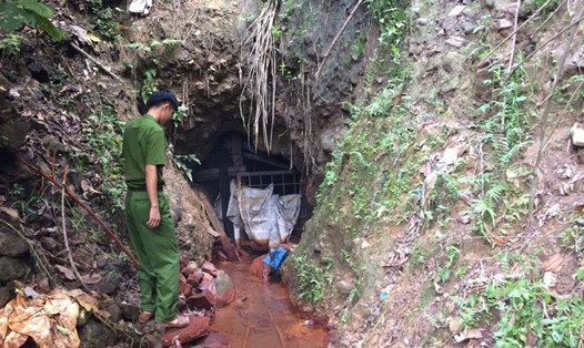 Các lối vào vùng mỏ, miệng hầm đều được công an chốt chặn, nhưng tình hình vẫn hỗn loạn khi Bồng Miêu vô chủ. Ảnh: THANH HẢI