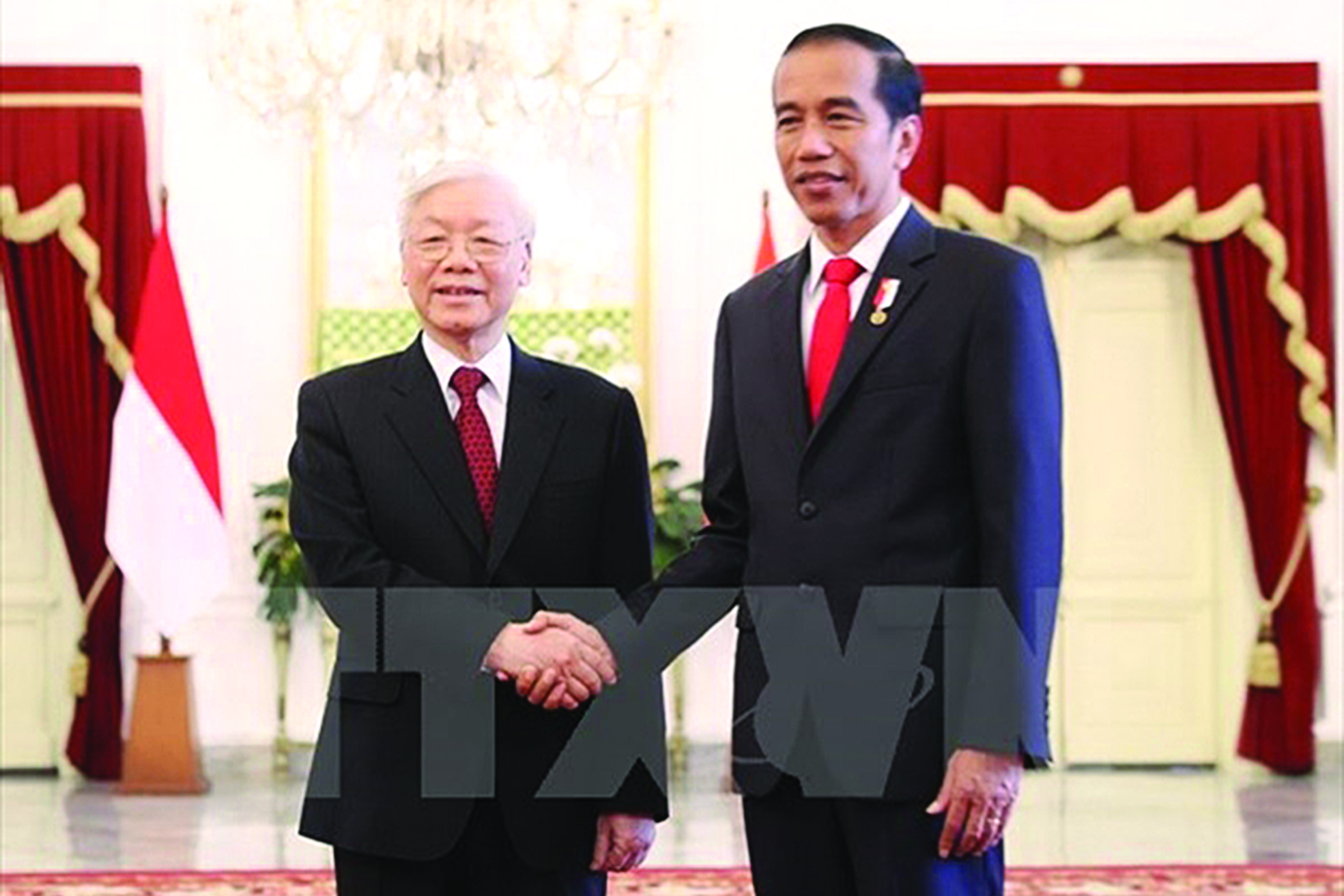 Tổng thống Indonesia Joko Widodo đón Tổng Bí thư Nguyễn Phú Trọng. (Ảnh: Trí Dũng/TTXVN)