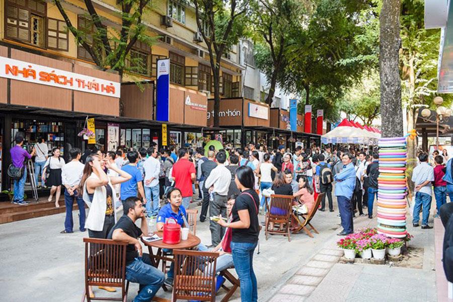 Đường sách trong ngày đầu khai trương đông khách bao nhiêu thì tới thời điểm này lượng khách sụt giảm 50%. Ảnh: T.L