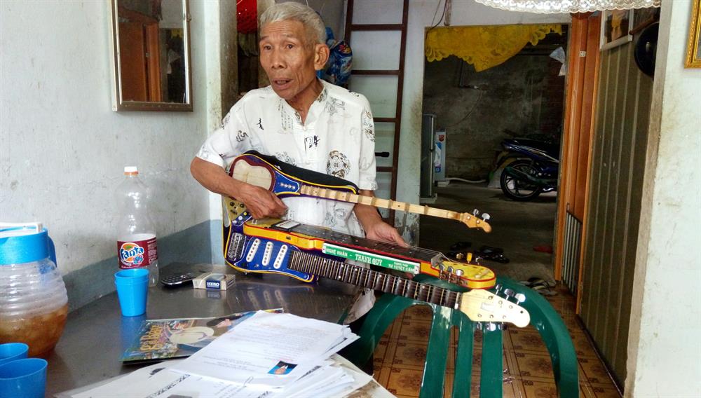 Ông Chín Quý giới thiệu nhiều cây đờn “độc và lạ” do mình làm ra.