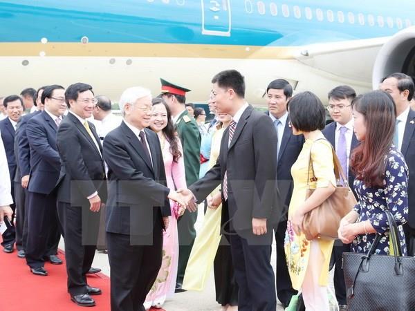 Cán bộ, nhân viên Đại sứ quán Việt Nam đón Tổng Bí thư Nguyễn Phú Trọng tại sân bay 1uốc tế Naypyidaw. Ảnh: TTXVN
