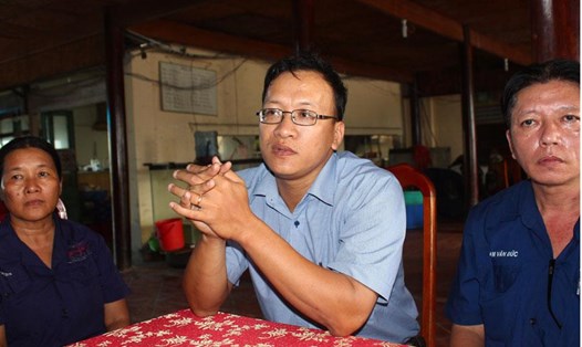 Ông Nguyễn Bình Bắc (giữa) - Chủ tịch Công đoàn Cty Trần Phú - trình bày sự việc với PV Báo Lao Động. Ảnh: M.C
