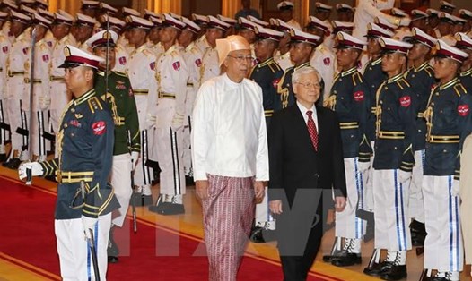 Tổng thống Myanmar Htin Kyaw và Tổng Bí thư Nguyễn Phú Trọng duyệt đội danh dự. Ảnh: TTXVN