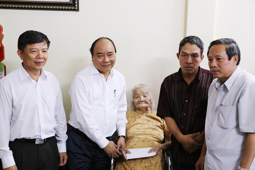 Thủ tướng Chính phủ Nguyễn Xuân Phúc tặng quà cho mẹ VNAH tại Quảng Bình. Ảnh: Lê Phi Long