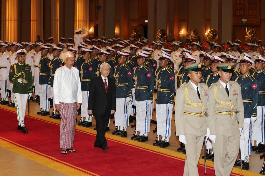 Tổng thống Myanmar Htin Kyaw và Tổng Bí thư Nguyễn Phú Trọng duyệt đội danh dự trong lễ đón chính thức tại thủ đô Nay Pyi Taw. Ảnh: TTXVN
