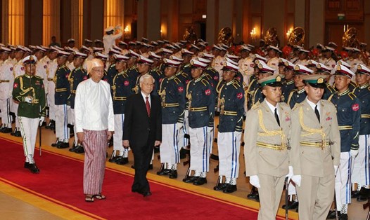 Tổng thống Myanmar Htin Kyaw và Tổng Bí thư Nguyễn Phú Trọng duyệt đội danh dự trong lễ đón chính thức tại thủ đô Nay Pyi Taw. Ảnh: TTXVN