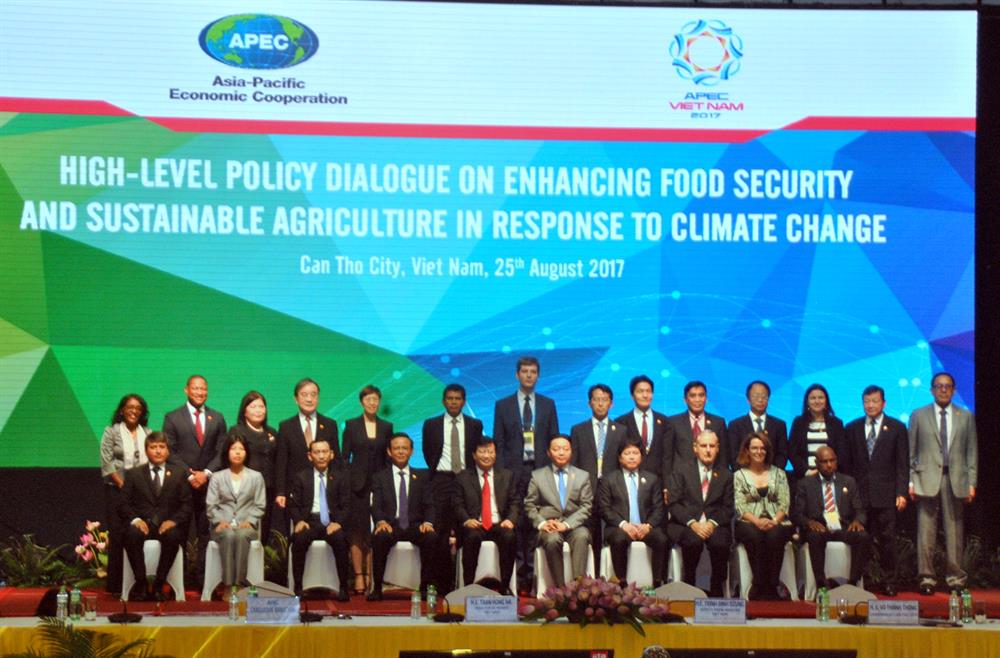 Phó Thủ tướng Chính phủ Trịnh Đình Dũng chụp ảnh lưu niệm với các Bộ trưởng, Trưởng đoàn APEC tại Cần Thơ 25.8