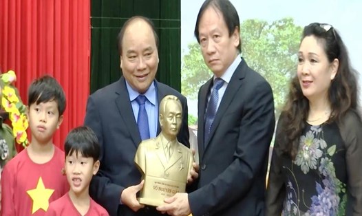 Thủ tướng Nguyễn Xuân Phúc và người nhà Đại tướng trong buổi lễ. Ảnh: Lê Phi Long