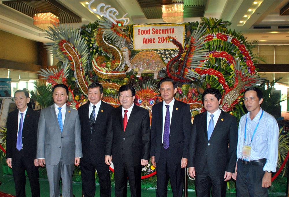 Phó Thủ tướng Trịnh Đình Dũng (giữa) chụp hình lưu niệm với các đại biểu (ảnh: P.V)