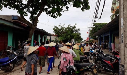 Trong những ngày gần đây, hàng trăm người dân kéo nhau lên UBND xã Quảng Phúc, huyện Quảng Xương (Thanh Hóa) phản đối việc sáp nhập trường (Ảnh: HT)