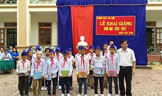 Lãnh đạo LĐLĐ tỉnh Nghệ An trao quà cho con CNLĐ và học sinh Trường THCS Lưu Kiền, huyện Tương Dương. Ảnh: T.Đ