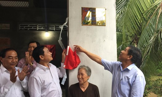 Ông Nguyễn Văn Hợp (trái ảnh) và ông Cao Văn Trọng (phải) trao nhà cho bà Lý Thị Bông (ấp Phú Thành, xã Phú Vang, huyện Bình Đại) - Ảnh: L.T