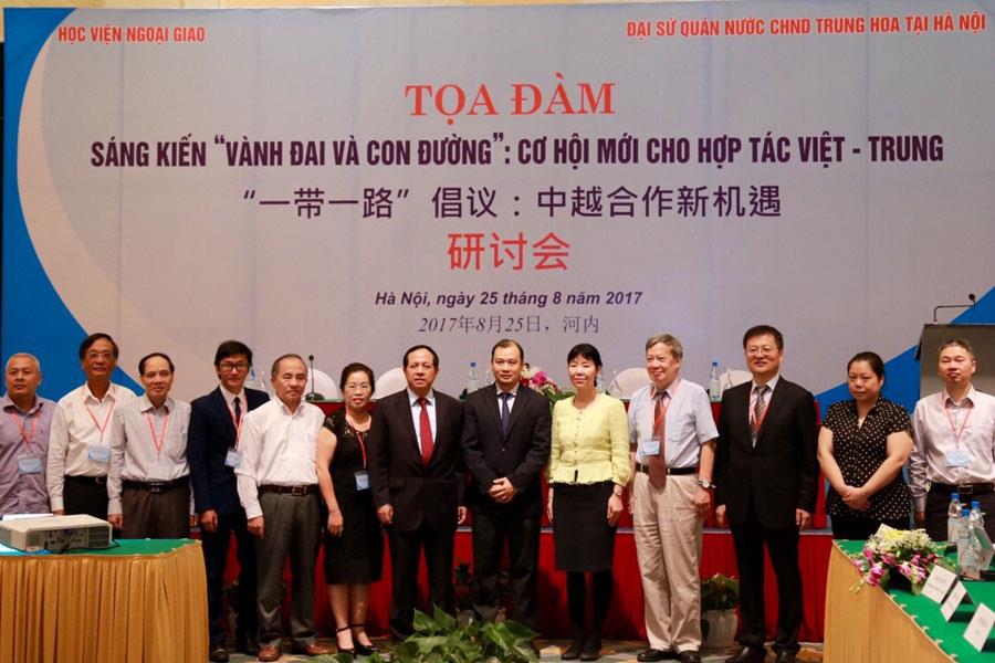 Các học giả Việt Nam và Trung Quốc trong buổi tọa đàm “Sáng kiến Vành đai và Con đường: Cơ hội mới cho hợp tác Việt - Trung”. Ảnh: HỒNG NGUYỄN