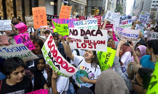 Các nhà hoạt động ủng hộ DACA tuần hành ở New York. Ảnh: AP