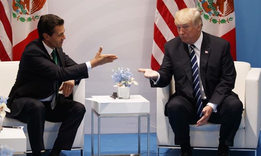Tổng thống Mỹ Donald Trump gặp tổng thống Mexico Enrique Pena Nieto tại hội nghị G20 ngày 7.7.2017 tại Hamburg, Đức. Ảnh: AP