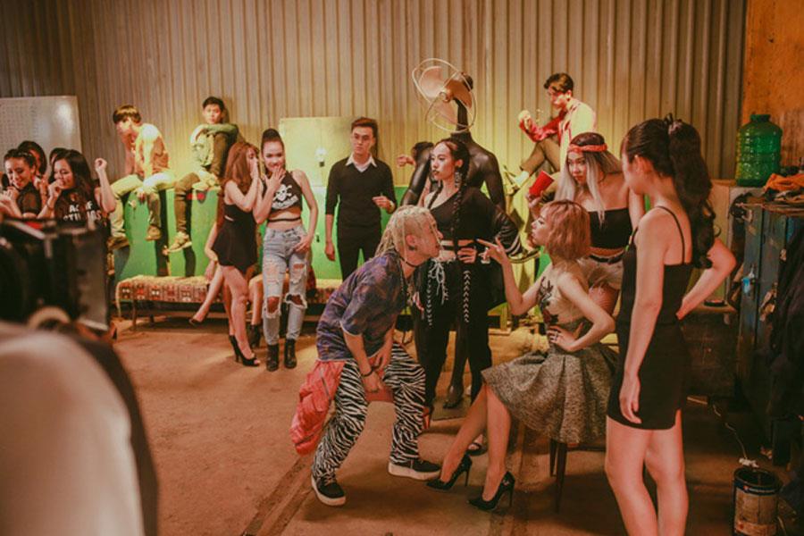 Huyền Sambi bị chê tơi tả với MV “Như cái lò”. Ảnh: T.L