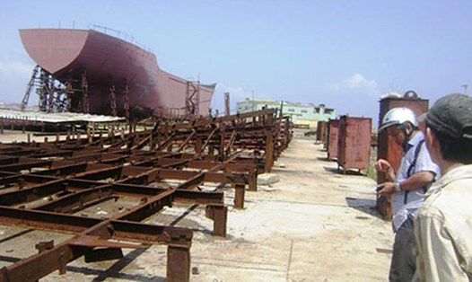 Con tàu 4000 tấn đóng dở rồi bỏ gỉ sét tại cơ sở đóng tàu của Công ty Cổ phần Công nghiệp nông thủy sản Phú Yên (theo VOV)