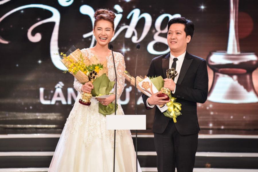 Trường Giang - Nhã Phương nhận giải Mai Vàng 2016. Ảnh: T.L