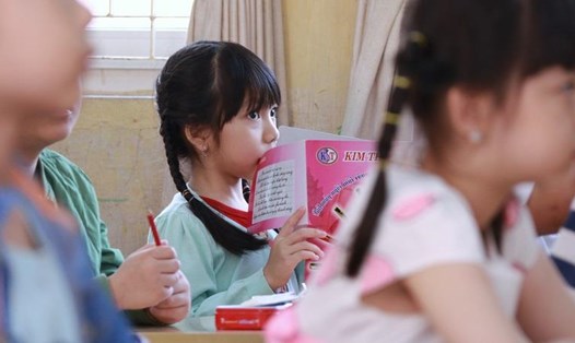 Tình trạng lớp học sĩ số quá đông so với quy định tại nhiều quận ở Hà Nội đã trở thành bệnh kinh niên trong nhiều năm qua. Ảnh minh họa.