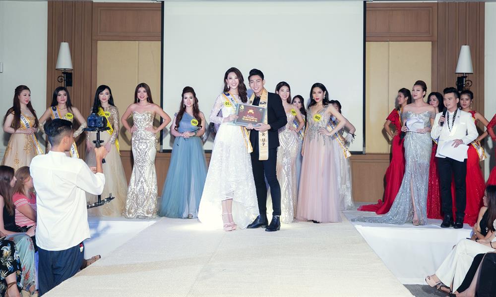 Giây phút Anh Thư nhận vương miện hoa hậu. Ảnh: H.K