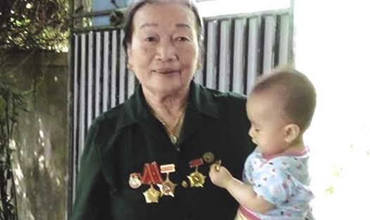 Nữ thương binh Nguyễn Thị Hòe bên cháu.