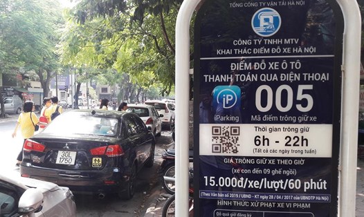 Một điểm trông giữ xe ôtô thanh toán phí qua điện thoại di động tại Hà Nội. Ảnh: CAO NGUYÊN