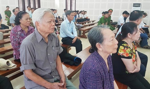 Bố mẹ công chức hải quan Đỗ Lý Nhi tại phiên tòa sơ thẩm lần thứ 3.
Ảnh: LAM CHI