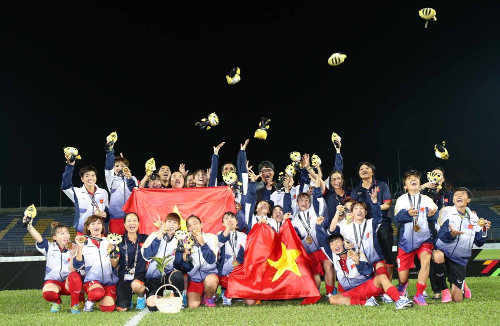 Tuyển nữ Việt Nam giành HCV đầy cảm xúc. Ảnh: DP