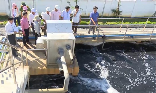 Cơ quan chức năng tỉnh Quảng Trị kiểm tra hồ chứa nước thải của Cty dệt nhuộm. Ảnh: HM