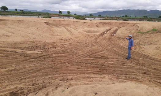 Tình trạng khai thác cát tại xã Ia Rtô (TX. Ayun Pa) diễn ra công khai. Ảnh: Đình Văn