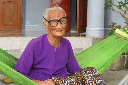 Cụ Phan Thị Bảy bồi hồi, nhớ về những người bạn cùng hát hố thuở trước.