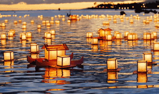 Thả đèn nổi trên sông để hướng dẫn linh hồn người quá cố được phép trở về dương gian thăm con, cháu... (Nguồn: Tapchibenhvien.net.vn)