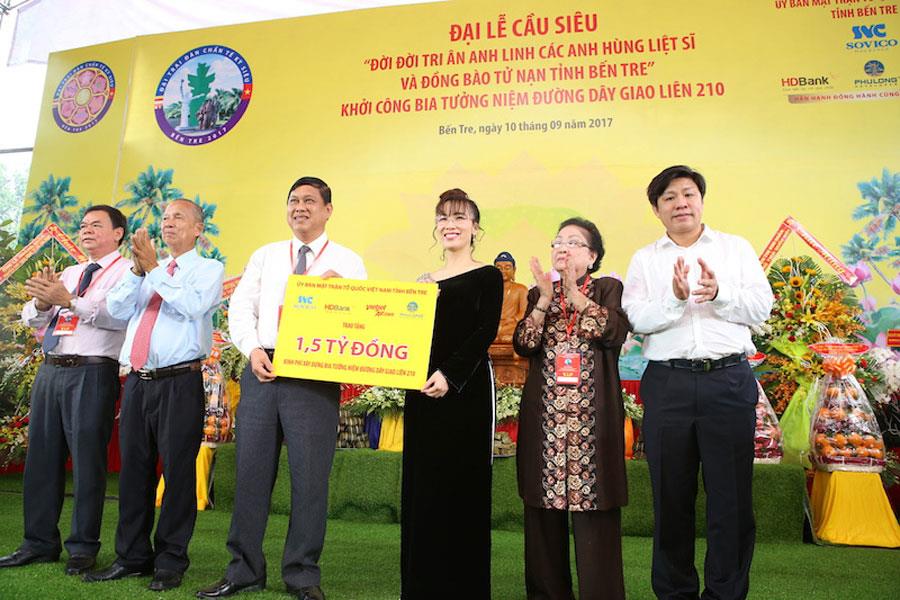 CEO Vietjet, bà Nguyễn Thị Phương Thảo và lãnh đạo Tập đoàn Sovico trao biểu trưng tài trợ xây dựng bia tưởng niệm đường dây giao liên A210.