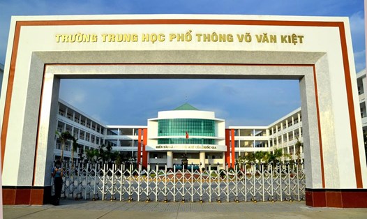 Trường PTTH Võ Văn Kiệt, nơi xảy ra sự việc Hiệu trưởng trả quyết định điều động của Sở GDĐT. Ảnh: P.V