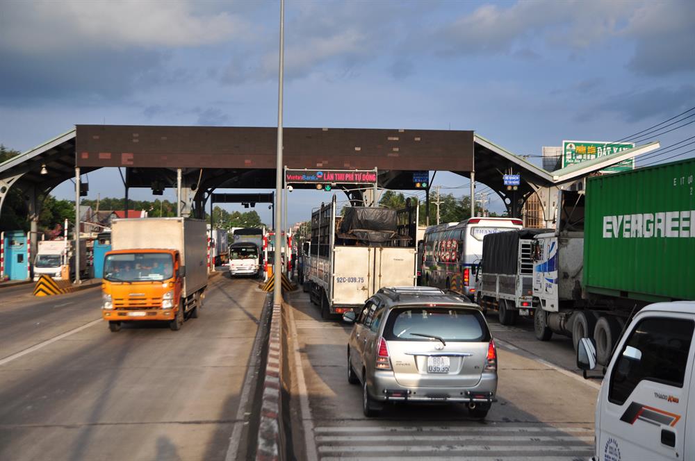 BOT quốc lộ 1, tuyến tránh Biên Hòa ngày đầu tiên tài xế dùng tiền lẻ qua trạm