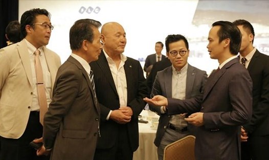 Chủ tịch Tập đoàn FLC Trịnh Văn Quyết (bên phải) trao đổi với các nhà đầu tư Nhật Bản tại sự kiện giới thiệu tiềm năng BĐS nghỉ dưỡng VN tại Tokyo, Nhật Bản.

