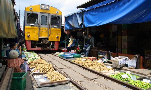 Cảnh buôn bán sát đường ray xe lửa ở chợ Samut Songkhram.