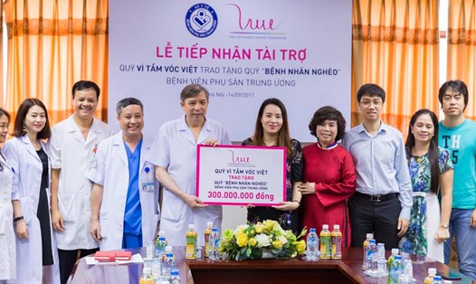 Bà Trần Thị Như Trang - Giám đốc Quỹ Vì Tầm Vóc Việt trao tặng 300 triệu đồng cho Quỹ Vì bệnh nhân nghèo BV Phụ sản TW.
