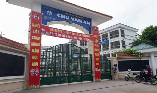 Đoàn kiểm tra liên ngành của quận Hoàng Mai đang tiến hành kiểm tra vệ sinh an toàn thực phẩm và y tế học đường tại Trường Tiểu học Chu Văn An sau khi nhiều học sinh có triệu chứng lạ. Ảnh: Huyên Nguyễn