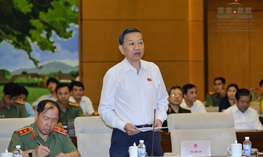 Bộ trưởng Bộ Công an Tô Lâm trình bày tờ trình dự Luật an ninh mạng (Ảnh: QH)