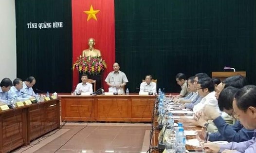 Thủ tướng Chính phủ Nguyễn Xuân Phúc làm việc với lãnh đạo tỉnh Quảng Bình về công tác khắc phục hậu quả bão số 10.