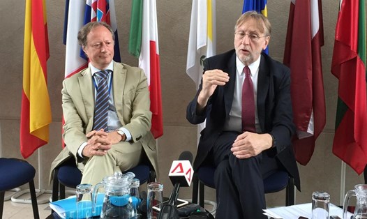 Chủ tịch Ủy ban Thương mại Quốc tế thuộc Nghị viện Châu Âu Bernd Lange (phải) trong cuộc gặp gỡ báo chí. Ảnh: V.A