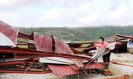 Mái nhà của Trường Mầm non Quảng Đông bị gió bão thổi bay hoàn toàn. Ảnh: LÊ PHI LONG